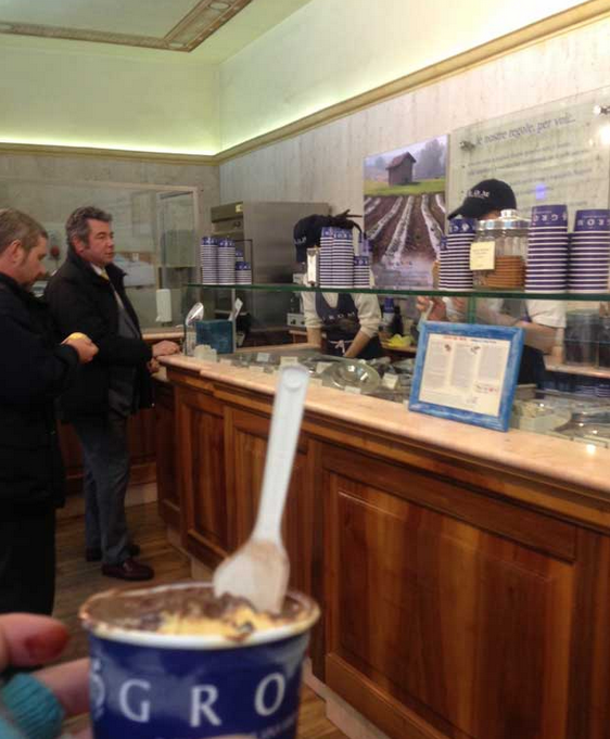 Tomando um gelato na Grom de Florença